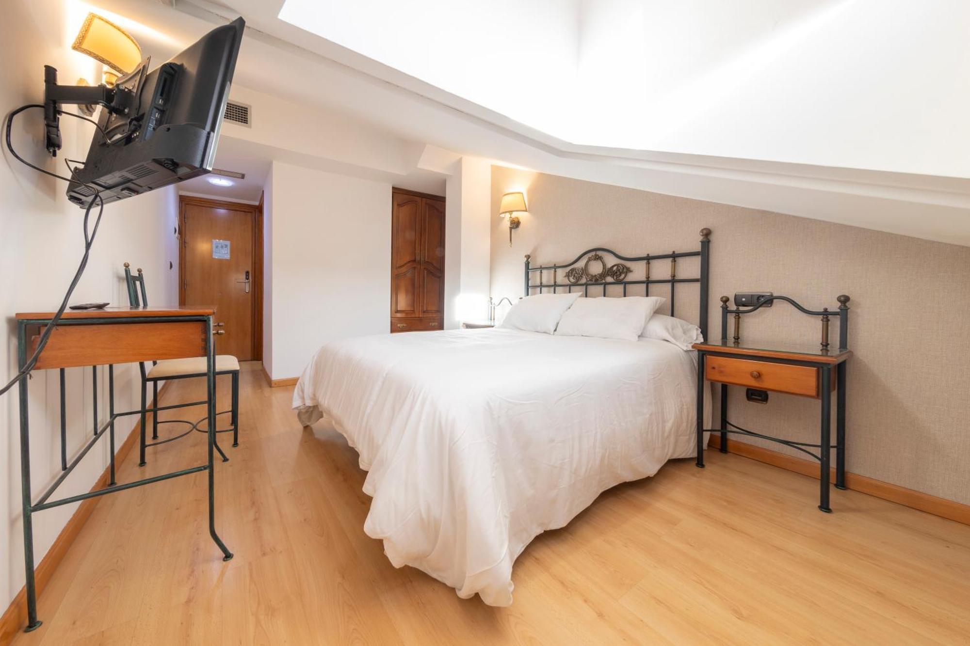Hostal Sin Recep24H Puerta De La Villa - Pet Friendly & Restaurante Almazan Ngoại thất bức ảnh