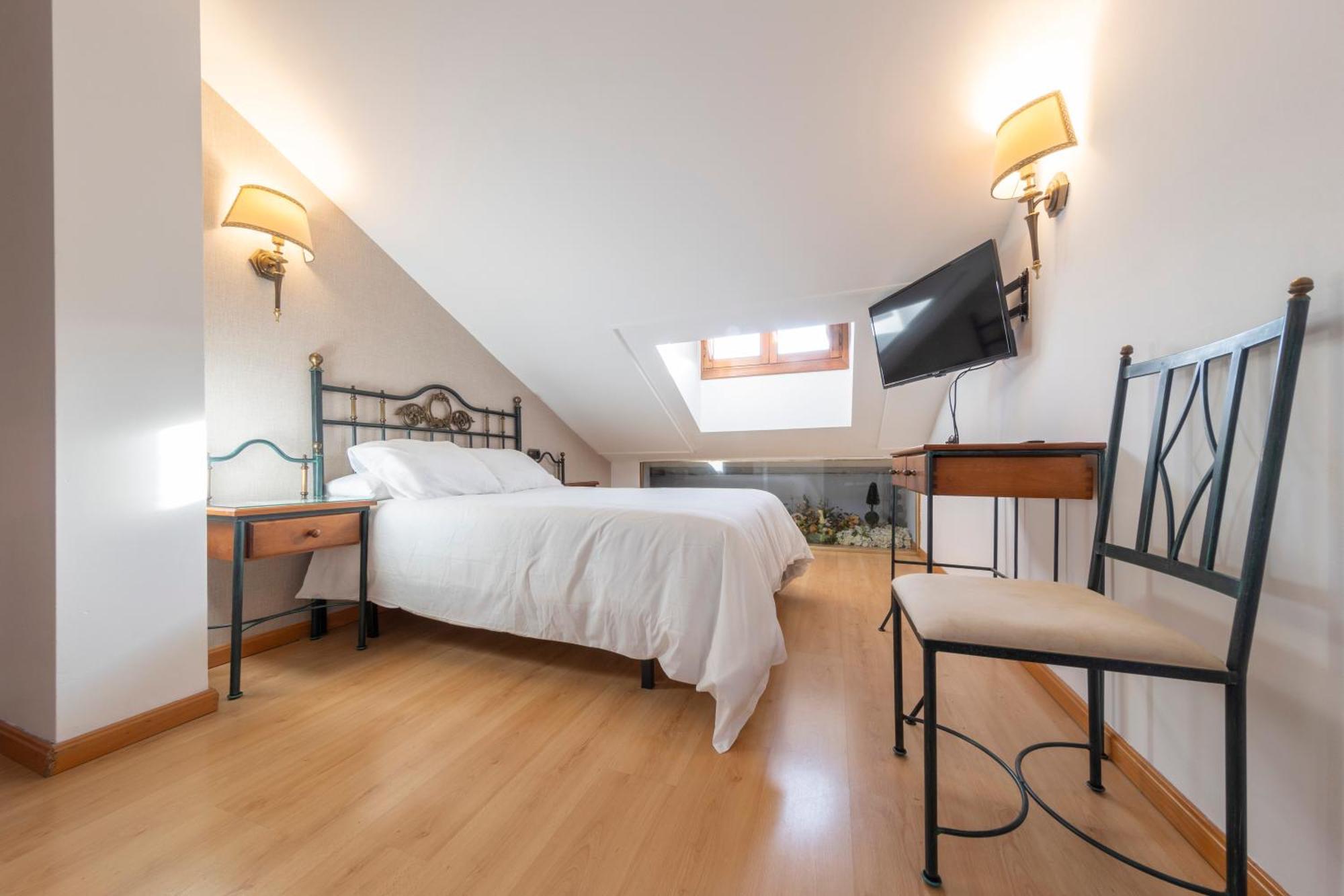 Hostal Sin Recep24H Puerta De La Villa - Pet Friendly & Restaurante Almazan Ngoại thất bức ảnh