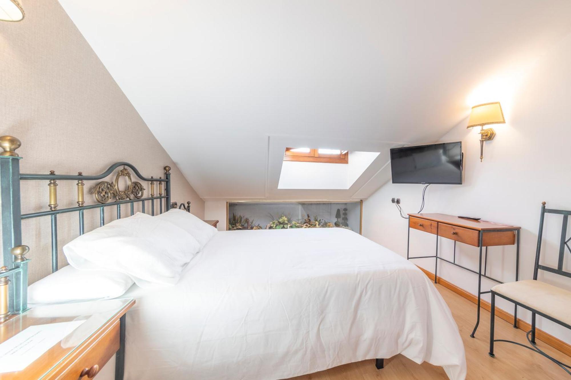 Hostal Sin Recep24H Puerta De La Villa - Pet Friendly & Restaurante Almazan Ngoại thất bức ảnh