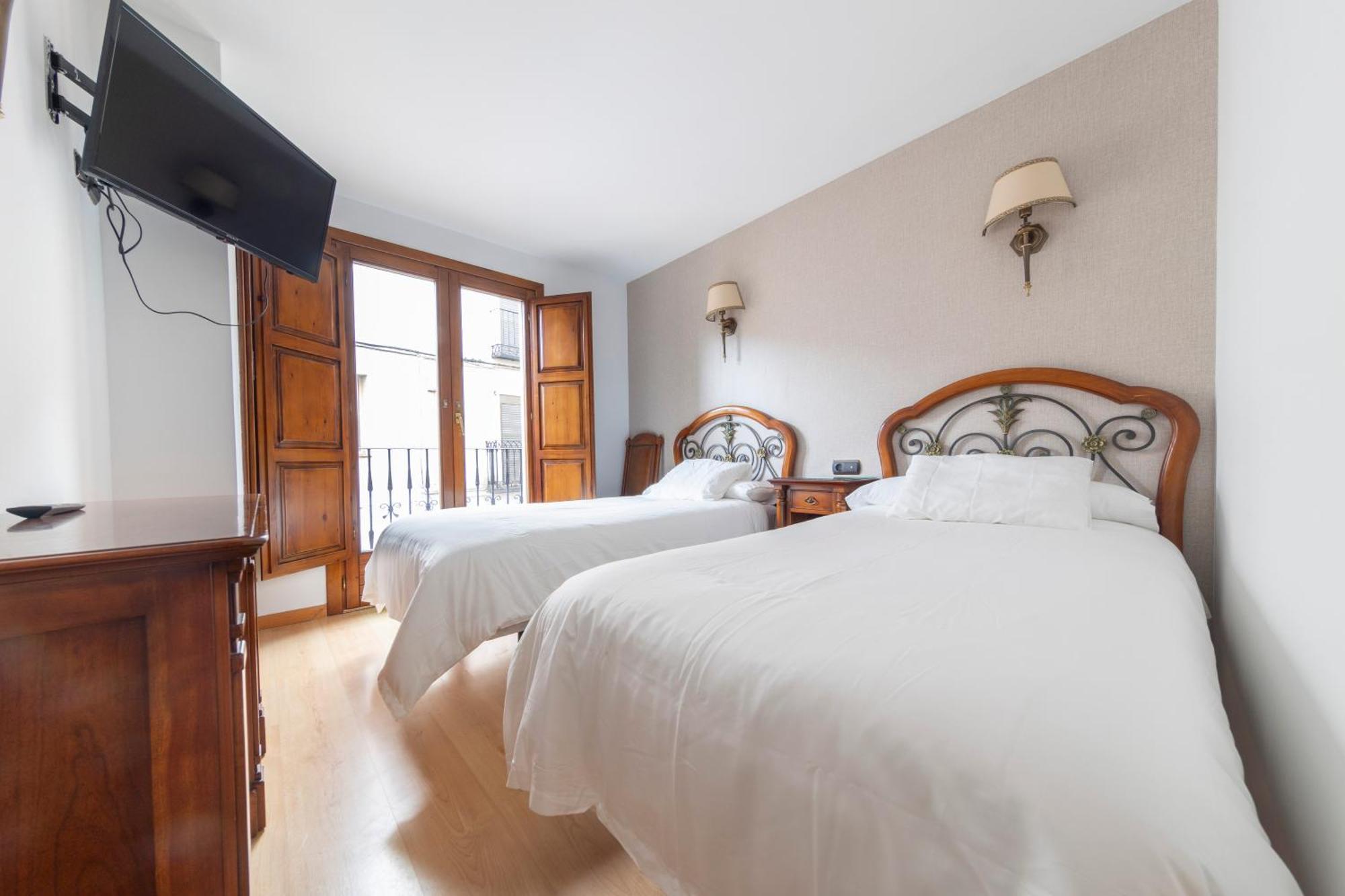 Hostal Sin Recep24H Puerta De La Villa - Pet Friendly & Restaurante Almazan Ngoại thất bức ảnh