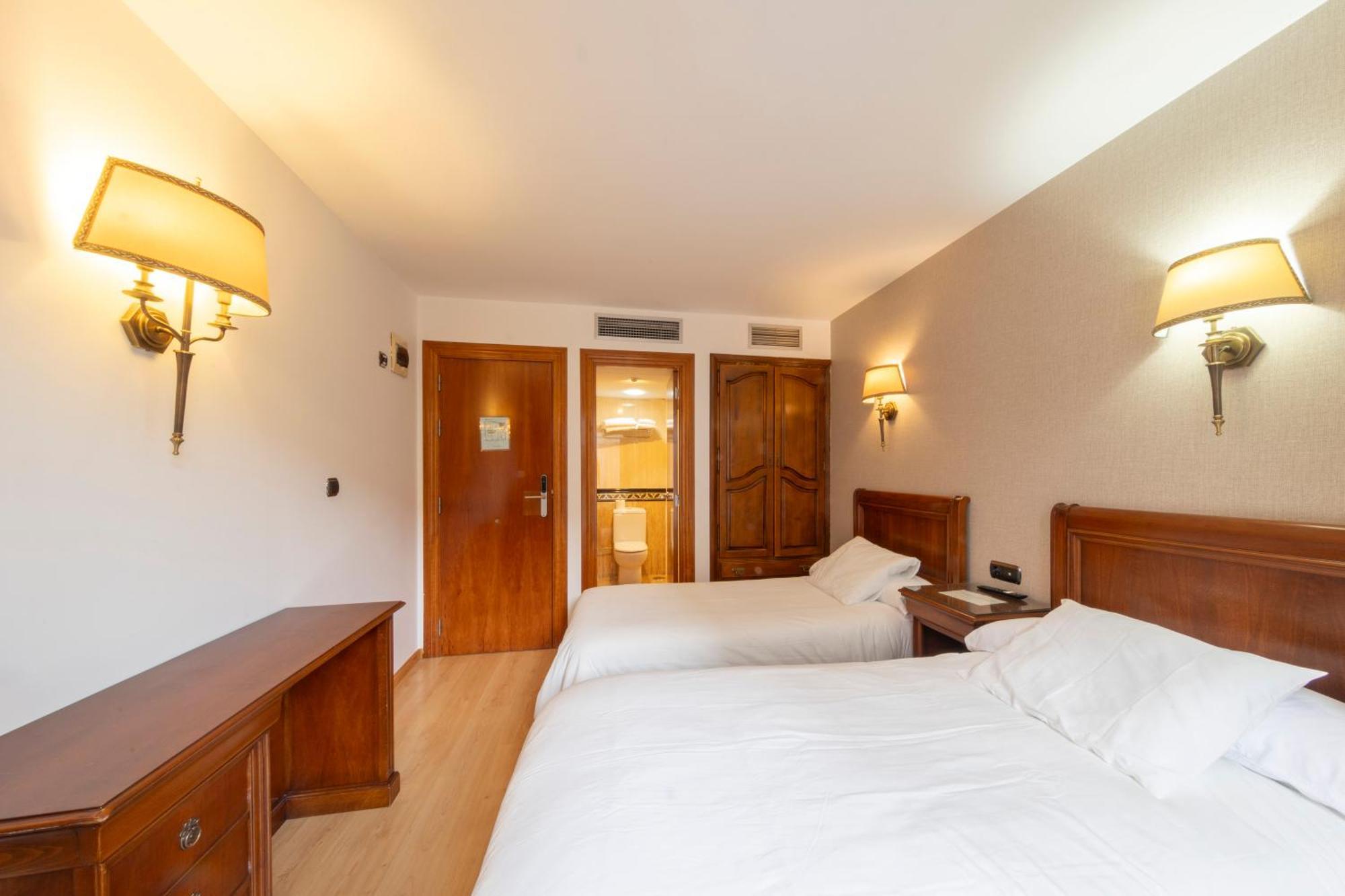 Hostal Sin Recep24H Puerta De La Villa - Pet Friendly & Restaurante Almazan Ngoại thất bức ảnh