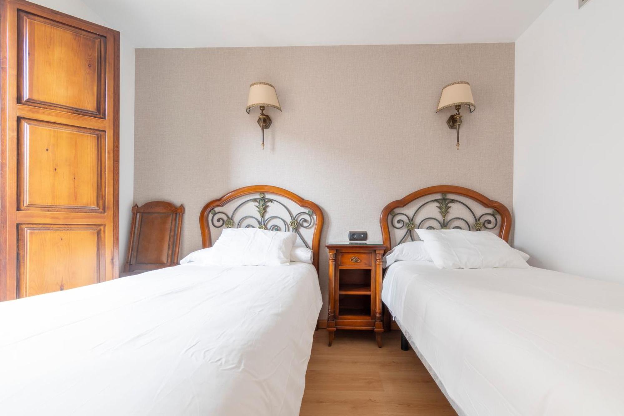 Hostal Sin Recep24H Puerta De La Villa - Pet Friendly & Restaurante Almazan Ngoại thất bức ảnh